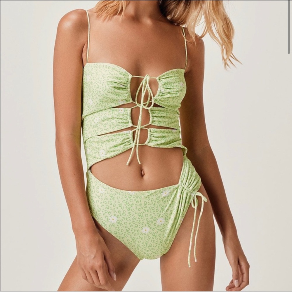 NWT FOR LOVE & LEMONS DAISY 1 PIECE SWIMSUIT 💚🍋